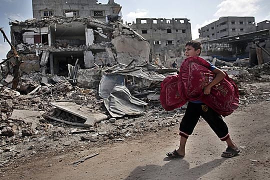 Ein Junge durchquert ein Viertel von Gaza-Stadt während einer Feuerpause