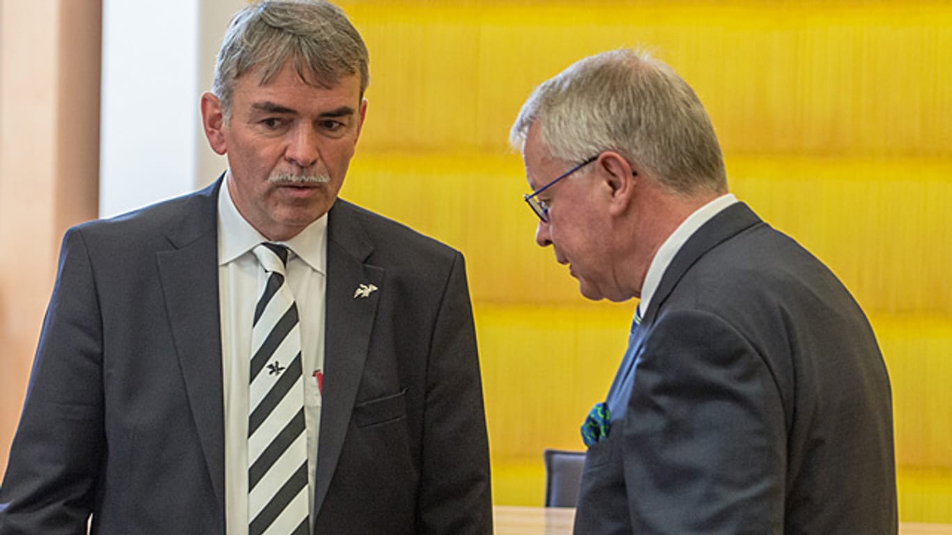 Der Rechtsanwalt Gerhard Strate (rechts) will nicht mehr für Gustl Mollath arbeiten
