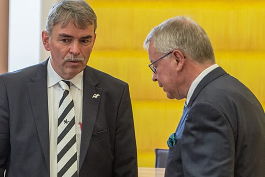 Der Rechtsanwalt Gerhard Strate (rechts) will nicht mehr für Gustl Mollath arbeiten