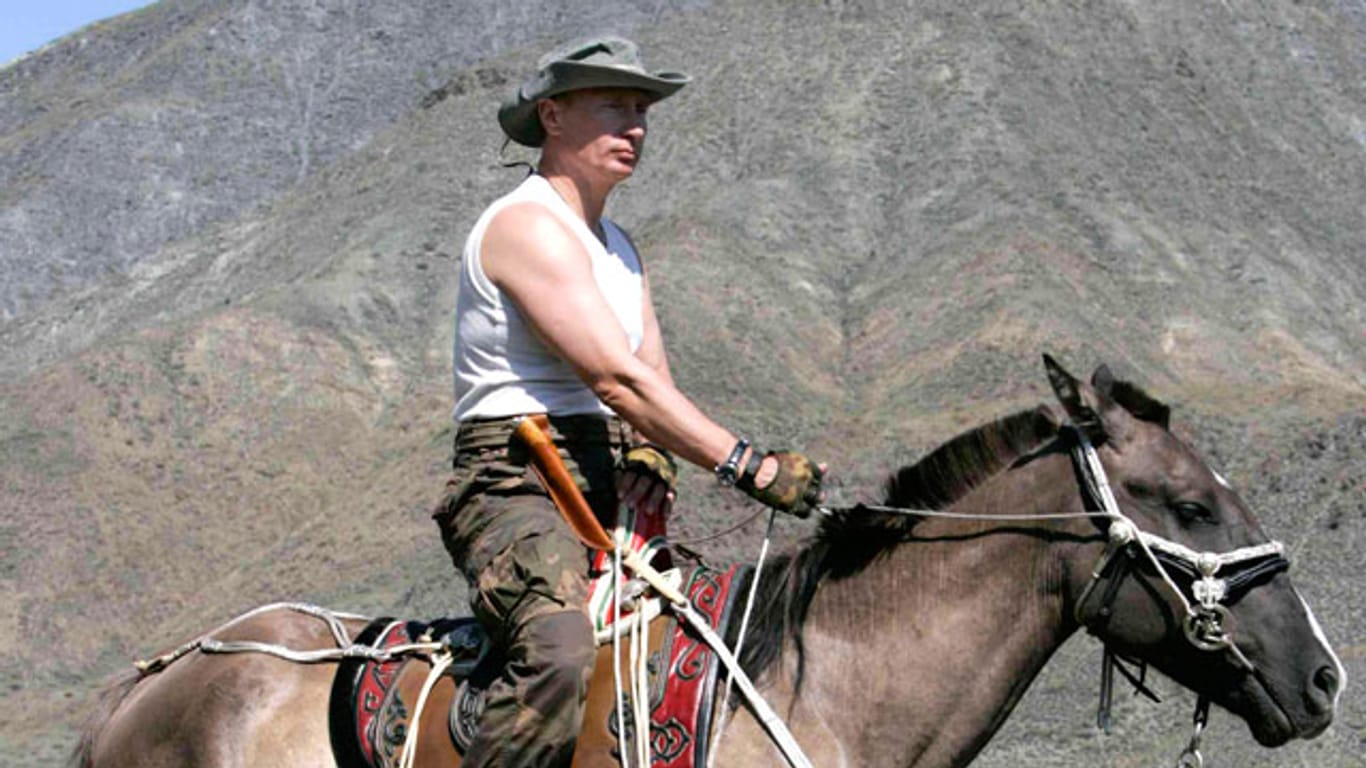 Putin reitet 2007 durch Sibirien - auch auf seinem Anwesen bei Moskau hält er Pferde.
