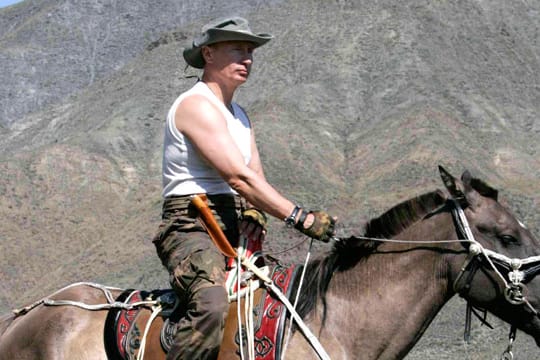 Putin reitet 2007 durch Sibirien - auch auf seinem Anwesen bei Moskau hält er Pferde.