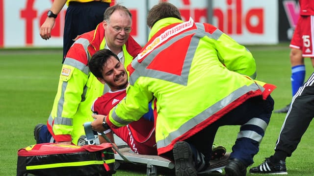 Unterhachings Jonas Hummels wird unter Schmerzen auf eine Trage befördert.