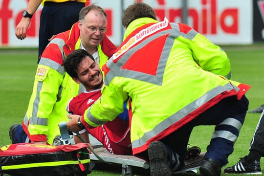 Unterhachings Jonas Hummels wird unter Schmerzen auf eine Trage befördert.