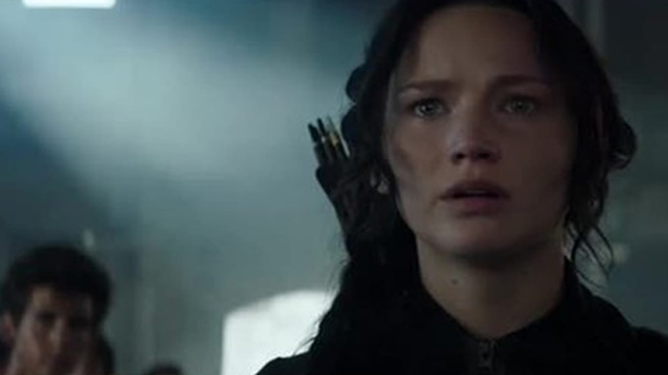 Filmszene aus "Die Tribute von Panem - Mockingjay Teil 1" mit Jennifer Lawrence als Katniss Everdeen