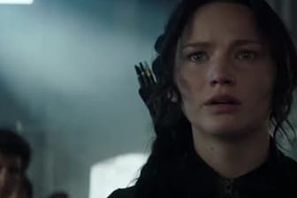 Filmszene aus "Die Tribute von Panem - Mockingjay Teil 1" mit Jennifer Lawrence als Katniss Everdeen