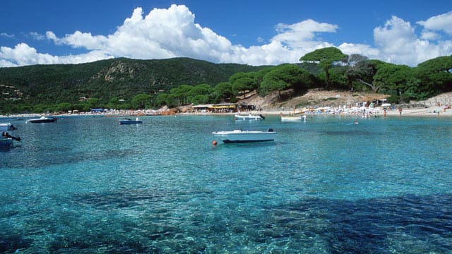 Unter den Sandbuchten der Halbinsel La Chiappa auf Korsika ist die Doppelbucht Plage de Palombaggia die Diva.