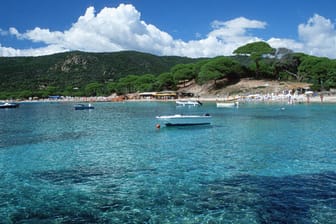 Unter den Sandbuchten der Halbinsel La Chiappa auf Korsika ist die Doppelbucht Plage de Palombaggia die Diva.