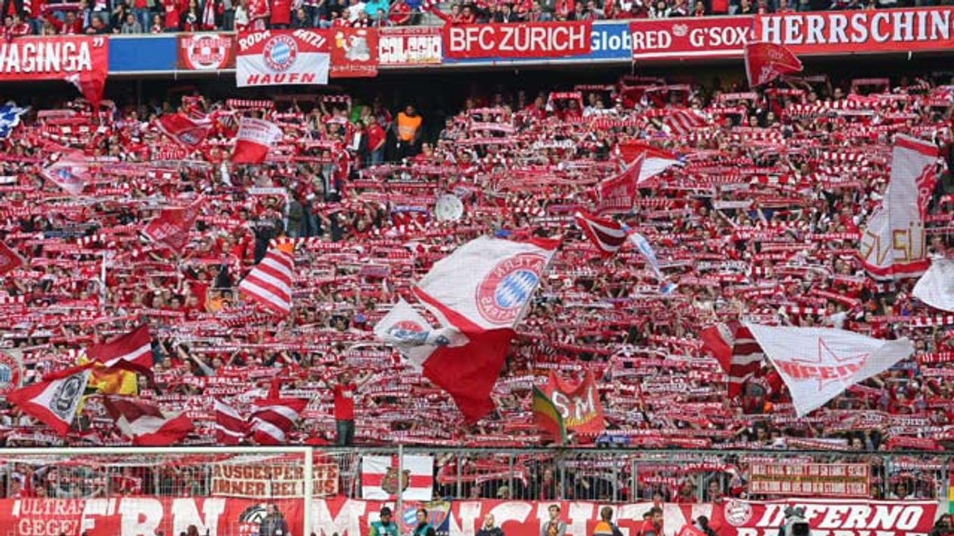 Eine voll besetzte Allianz Arena mit rot-weißen Schals und Fahnen überall: So stellt sich der FC Bayern seine Heimspiele immer vor.