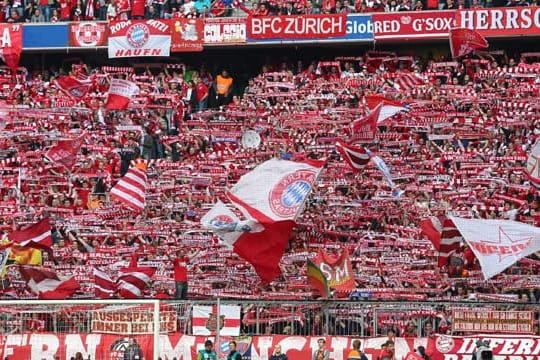 Eine voll besetzte Allianz Arena mit rot-weißen Schals und Fahnen überall: So stellt sich der FC Bayern seine Heimspiele immer vor.