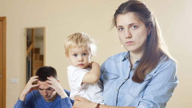 Maternal Gatekeeping: Nicht jede Frau freut sich über die Unterstützung des Partners bei der Kindererziehung.