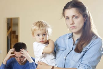 Maternal Gatekeeping: Nicht jede Frau freut sich über die Unterstützung des Partners bei der Kindererziehung.