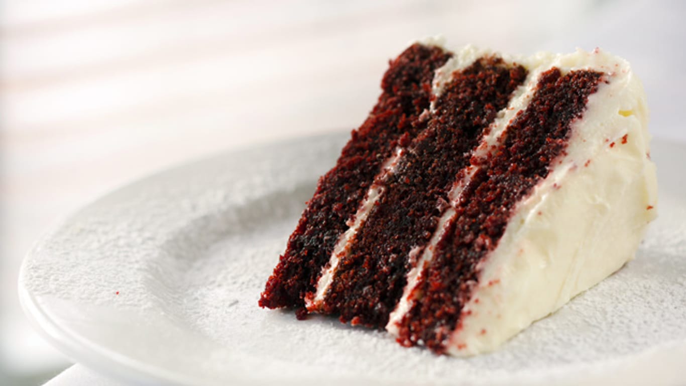 Der Red Velvet Cake besticht mit seiner roten Teigfarbe