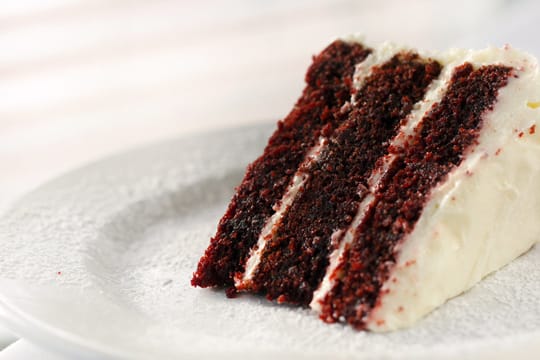 Der Red Velvet Cake besticht mit seiner roten Teigfarbe