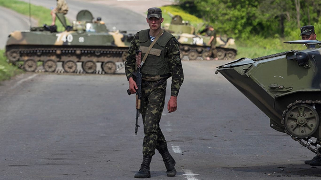 Ein ukrainischer Soldat an einem Checkpoint bei Slawiansk