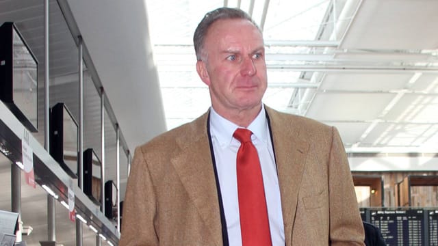 Jetzt darf er ins Flugzeug steigen: Karl-Heinz Rummenigge hat das Visum für die USA erhalten. Jetzt darf er ins Flugzeug steigen: Karl-Heinz Rummenigge hat das Visum für die USA erhalten.