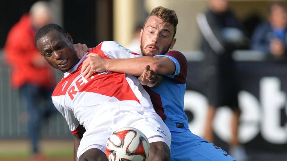 Kölns Anthony Ujah (li.) im Zweikampf mit Aykut Demir von Trabzonspor. Kölns Anthony Ujah (li.) im Zweikampf mit Aykut Demir von Trabzonspor.