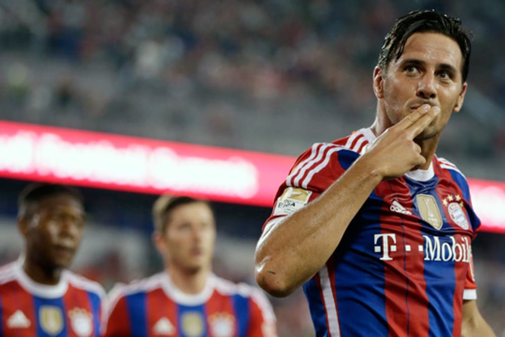 Bayern-Stürmer Claudio Pizarro erzielt den Siegtreffer im Testspiel gegen Deportivo Guadalajara.