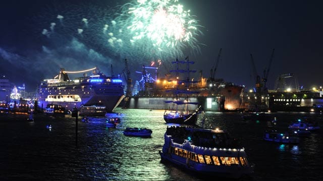 Feuerwerk gehört zu den "Hamburg Cruise Days" dazu, wie hier 2012