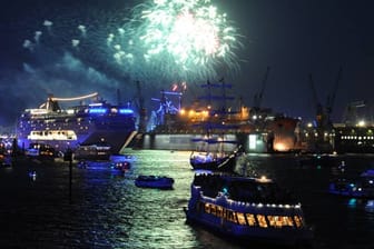 Feuerwerk gehört zu den "Hamburg Cruise Days" dazu, wie hier 2012