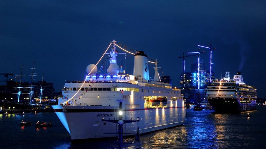 Die "MS Deutschland" (vorne) ist wie 2010 Gast in Hamburg und nimmt auch 2014 an der Parade teil. Sie liegt von Samstag 10 Uhr bis sonntag 21 Uhr am Terminal Hamburg Cruise Center HafenCity