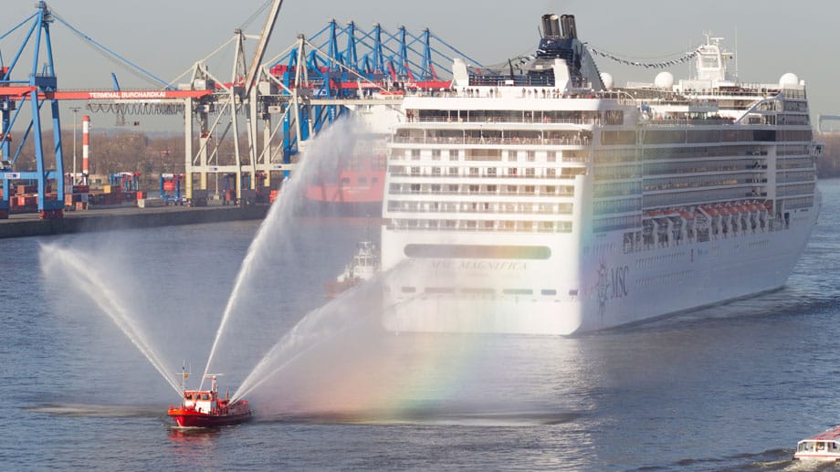 Die "MSC Magnifica" kommt im Rahmen der "Cruise Days" am Samstag um 10.30 nach Hamburg. Sie liegt bis 20 Uhr am Hamburg Cruise Center Altona, nimmt dann um 21.30 auch noch an der Parade teil.