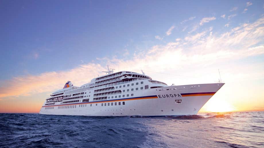 Die MS Europa kommt am Freitag Abend um 22 Uhr ans Hamburg Cruise Center Altona. Sie legt am Samstag um 18 Uhr wieder ab, nimmt aber an der Parade später am Abend teil.