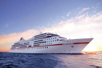 Die MS Europa kommt am Freitag Abend um 22 Uhr ans Hamburg Cruise Center Altona. Sie legt am Samstag um 18 Uhr wieder ab, nimmt aber an der Parade später am Abend teil.
