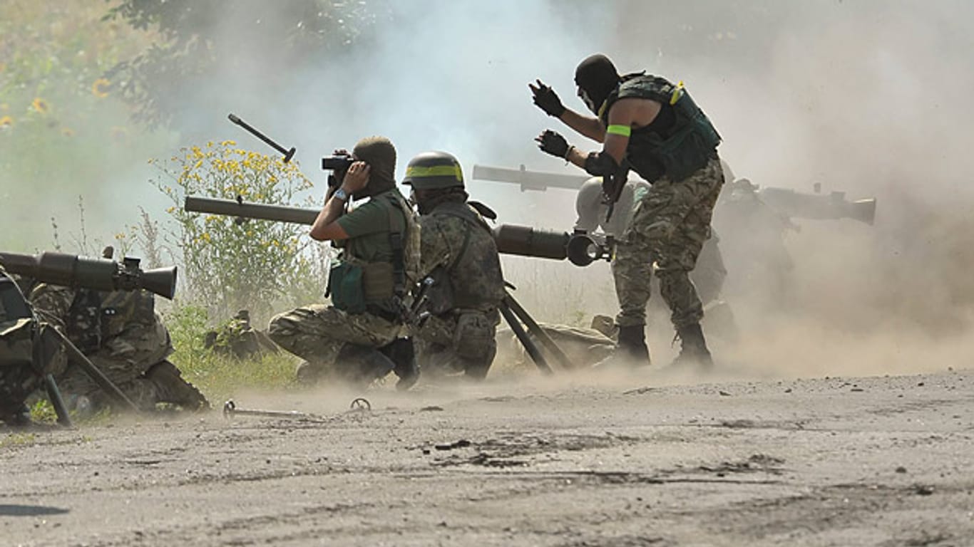 Auch ein Sieg wäre gefährlich: Ukrainische Regierungssoldaten feuern nahe Lugansk mit Mörsern auf pro-russische Separatisten
