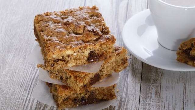 Die helle Variante der Brownies ist mindestens genauso lecker - egal, ob mit hellen oder dunklen Schokoladenstückchen.