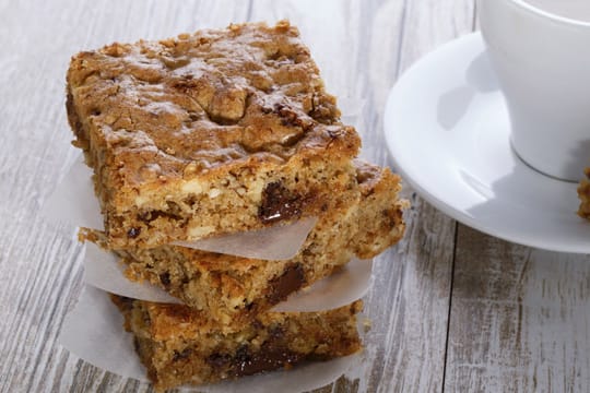 Die helle Variante der Brownies ist mindestens genauso lecker - egal, ob mit hellen oder dunklen Schokoladenstückchen.