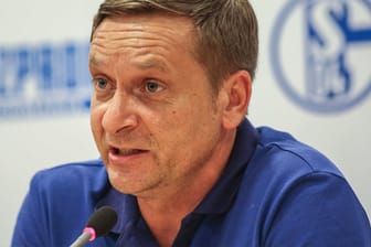 Horst Heldt mehr Gier nach Siegen von den Schalker Spielern.