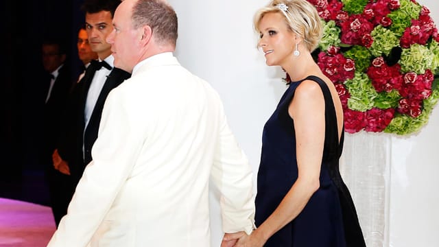 Fürstin Charlène verhüllt ihren Babybauch unter dieser weiten Robe.