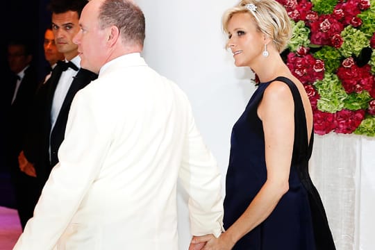 Fürstin Charlène verhüllt ihren Babybauch unter dieser weiten Robe.