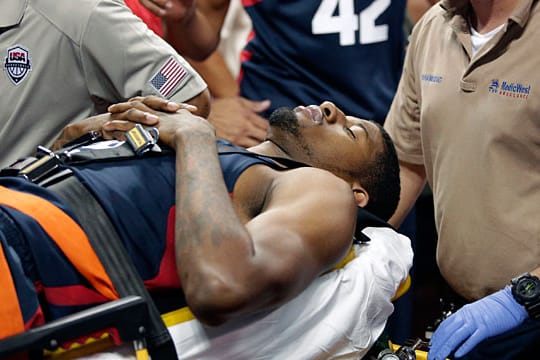 Paul George wird auf einer Trage aus dem Stadion gebracht.