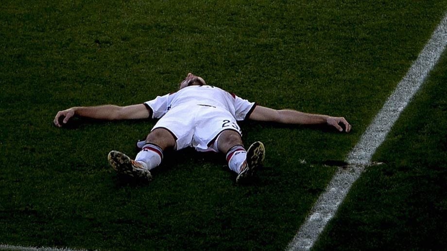 Christoph Kramer liegt beim WM-Finale in Brasilien ausgeknockt am Boden.