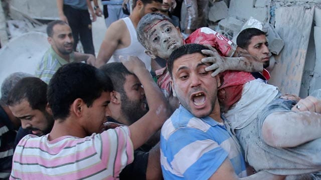 Das Grauen des Krieges trifft Rafah: Palästinenser retten nach einem Angriff Israels einen verletzten Jungen aus den Trümmern eines Hauses. Das Grauen des Krieges trifft Rafah: Palästinenser retten nach einem Angriff Israels einen verletzten Jungen aus den Trümmern eines Hauses.