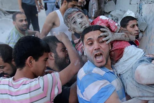 Das Grauen des Krieges trifft Rafah: Palästinenser retten nach einem Angriff Israels einen verletzten Jungen aus den Trümmern eines Hauses.
