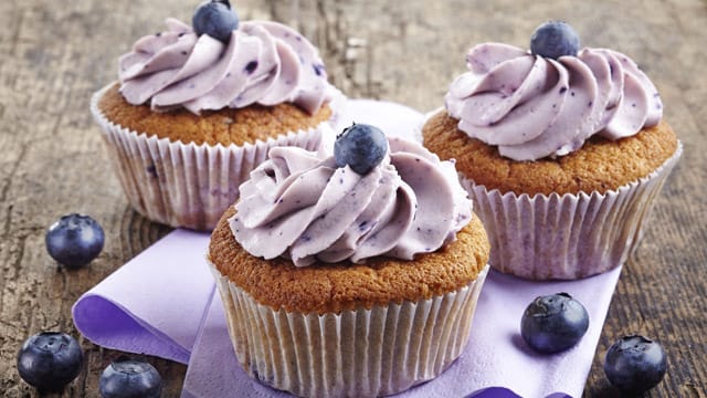 Blaubeer-Cupcakes schmecken hervorragend mit dem passenden Blaubeer-Frischkäse Frosting