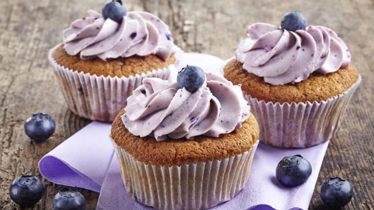 Blaubeer-Cupcakes schmecken hervorragend mit dem passenden Blaubeer-Frischkäse Frosting