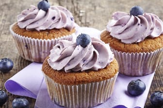 Blaubeer-Cupcakes schmecken hervorragend mit dem passenden Blaubeer-Frischkäse Frosting