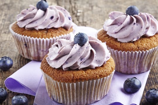 Blaubeer-Cupcakes schmecken hervorragend mit dem passenden Blaubeer-Frischkäse Frosting