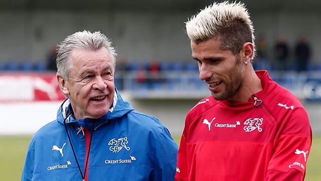 Kennen sich aus der Schweizer Nationalmannschaft: Ex-Trainer Ottmar Hitzfeld (li.) und HSV-Neuzugang Valon Behrami.