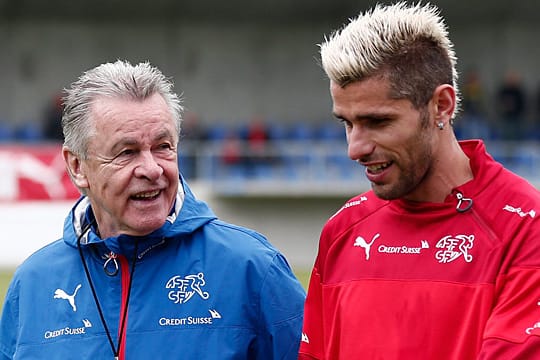 Kennen sich aus der Schweizer Nationalmannschaft: Ex-Trainer Ottmar Hitzfeld (li.) und HSV-Neuzugang Valon Behrami.