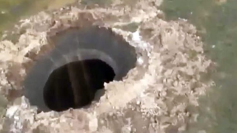 Grund für Spekulationen: Ein gigantisches Loch auf der sibirischen Halbinsel Jamal