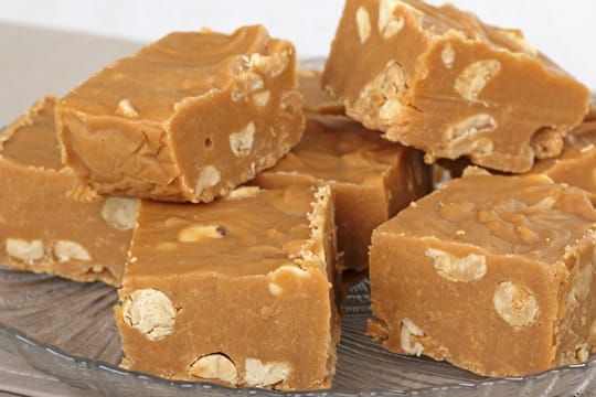 Erdnussbutter-Fudge könne Sie beliebig verfeinern. Fülen Sie beispielsweise gehackte Walnüsse zu der Karamellmasse hinzu