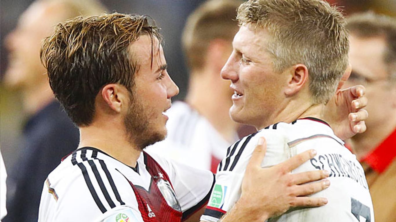 Weltmeister: Die Bayern-Profis Mario Götze und Bastian Schweinsteiger (rechts) herzen sich nach dem gewonnenen Finale.