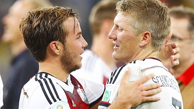 Weltmeister: Die Bayern-Profis Mario Götze und Bastian Schweinsteiger (rechts) herzen sich nach dem gewonnenen Finale. Weltmeister: Die Bayern-Profis Mario Götze und Bastian Schweinsteiger (rechts) herzen sich nach dem gewonnenen Finale.
