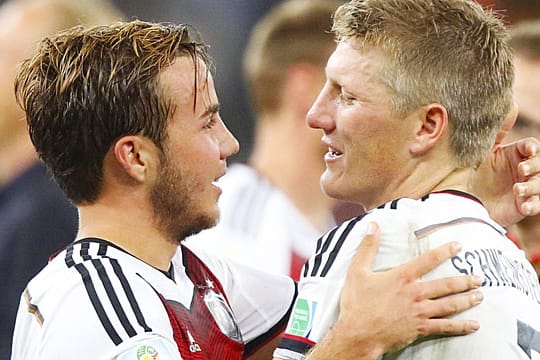Weltmeister: Die Bayern-Profis Mario Götze und Bastian Schweinsteiger (rechts) herzen sich nach dem gewonnenen Finale.