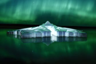 Unten Wasser, oben Polarlichter - das können Gäste dieses geplanten Hotels in Norwegen erleben.