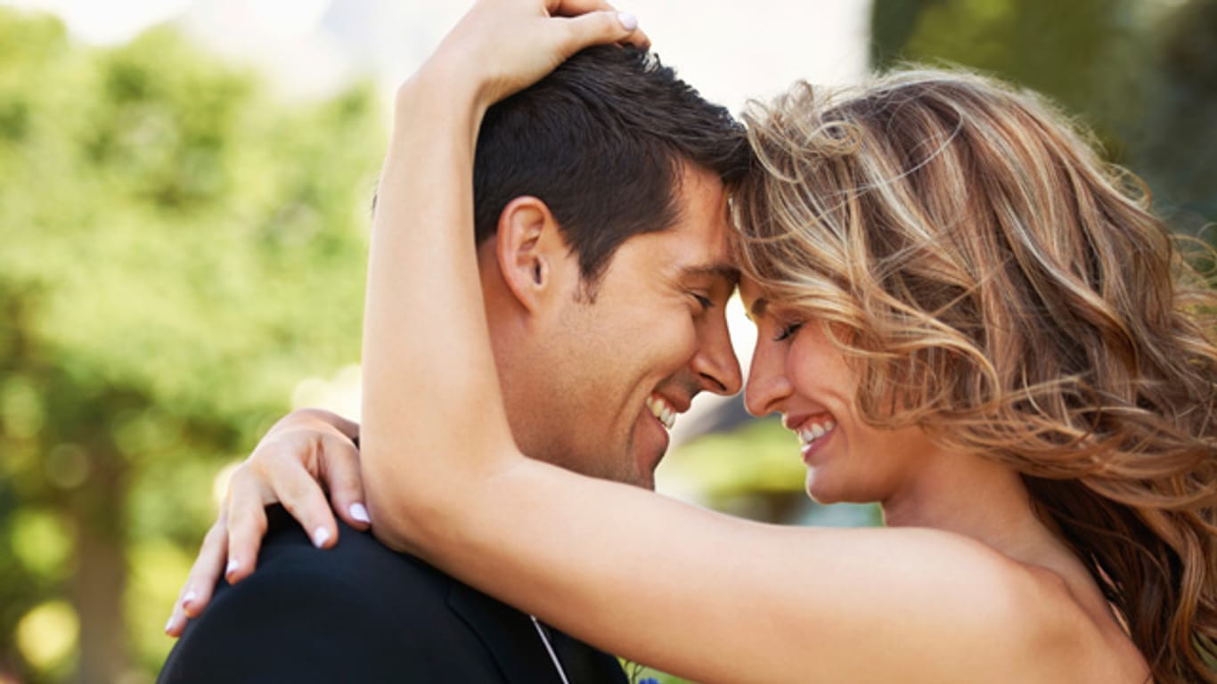 Mit einem romantischen Spruch können Sie Ihrem Partner am Hochzeitstag erneut Ihre Liebe erklären.